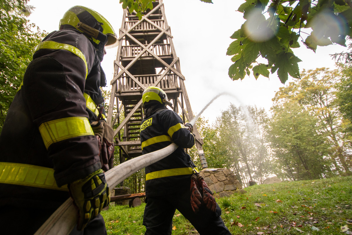 VIDEO: Požár v lese jen nanečisto. Záchranné složky trénovaly na Bruntálsku
