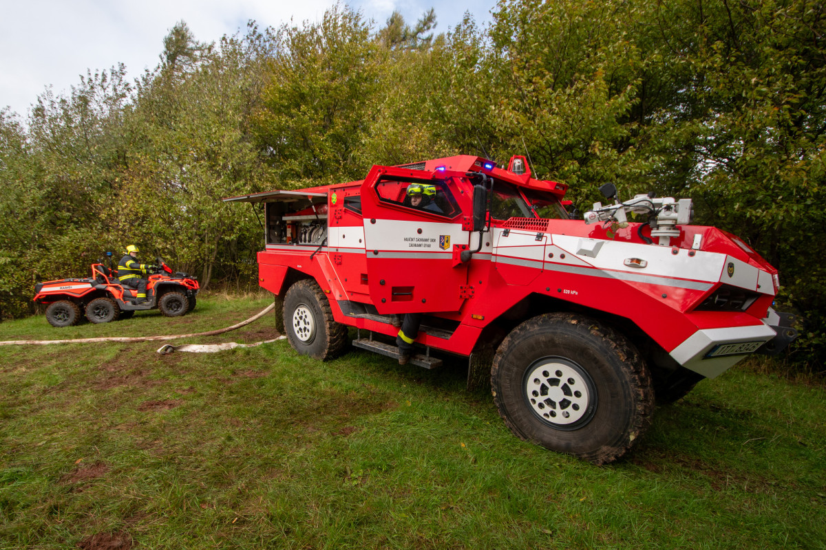 VIDEO: Požár v lese jen nanečisto. Záchranné složky trénovaly na Bruntálsku