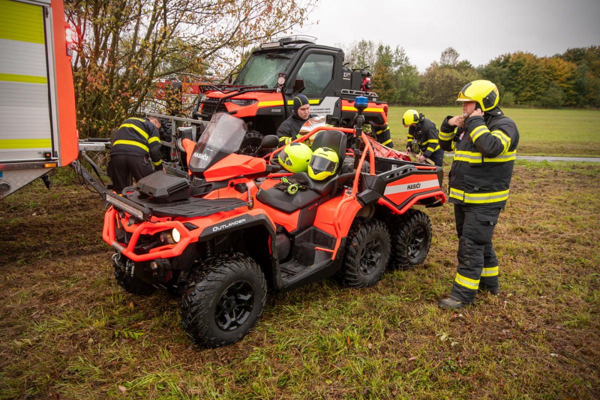 VIDEO: Požár v lese jen nanečisto. Záchranné složky trénovaly na Bruntálsku