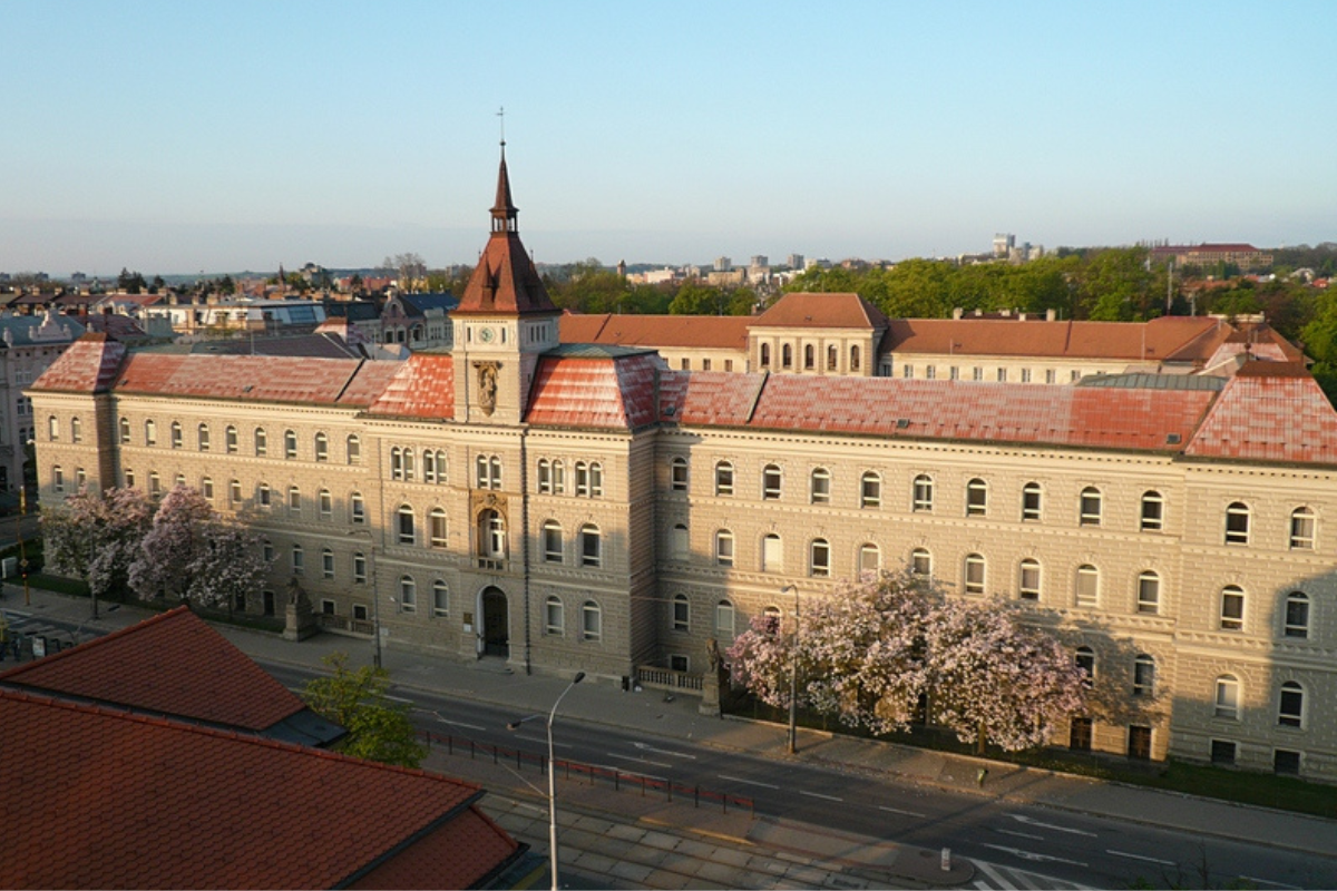 Soud potvrdil muži osm let za machinace s platy horníků, škoda je 296 milionů korun