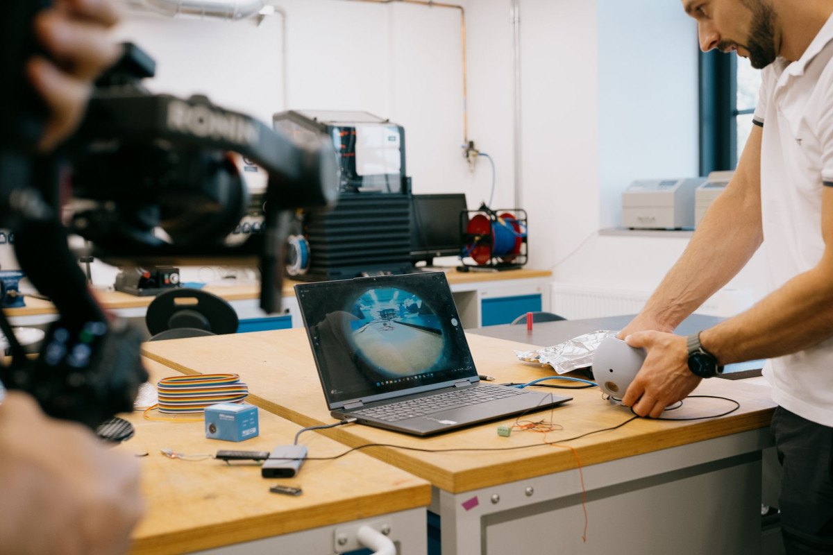 Tým středoškoláků pracuje na unikátním projektu. S experty staví podvodní dron