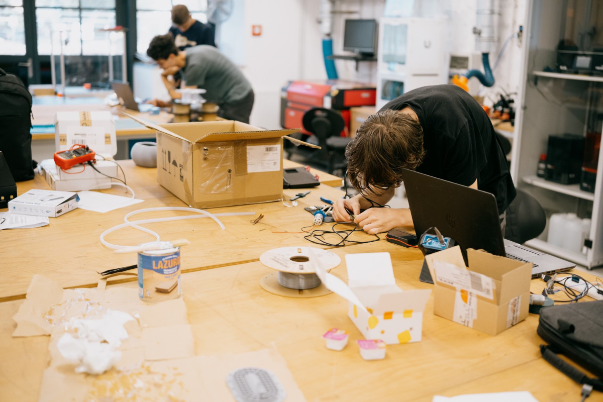 Tým středoškoláků pracuje na unikátním projektu. S experty staví podvodní dron