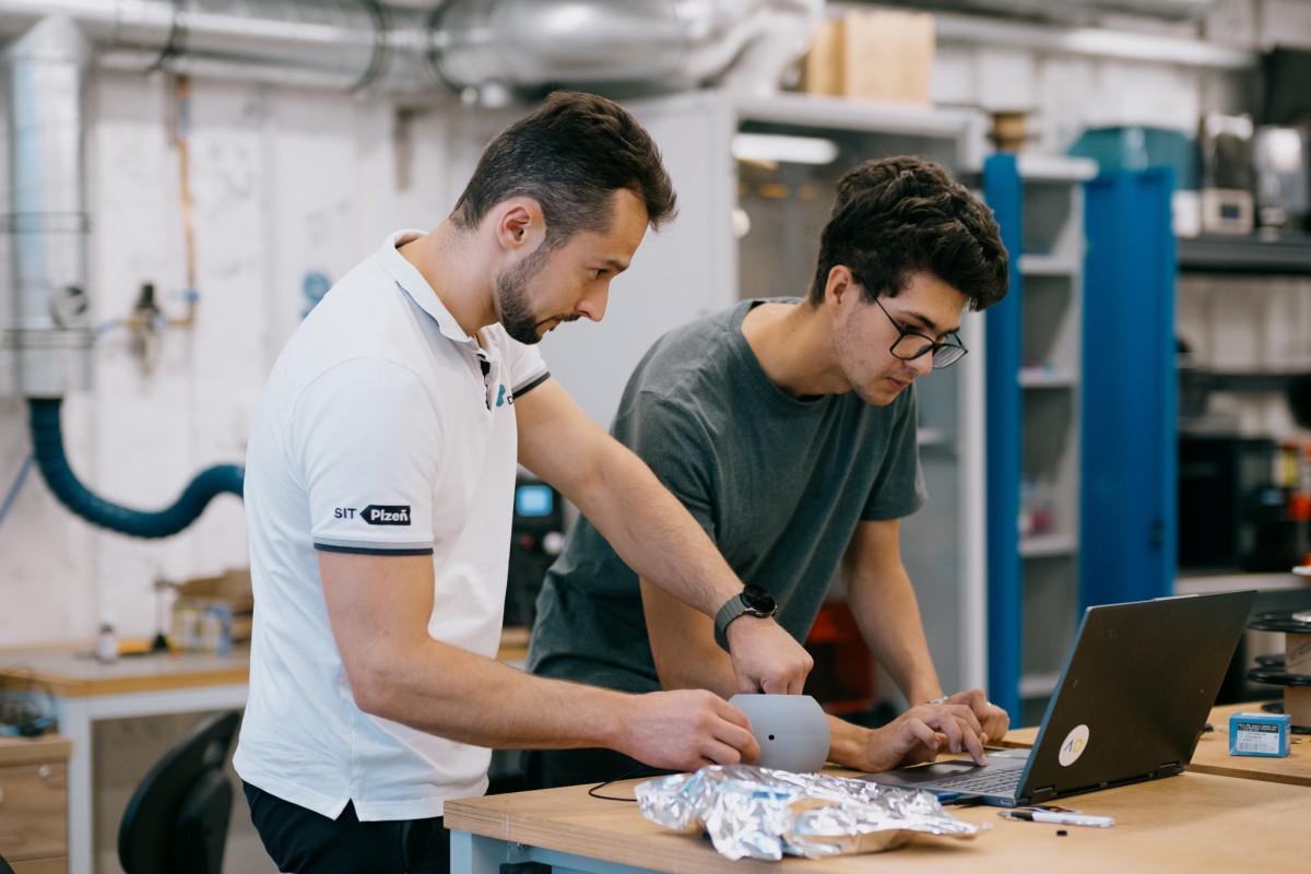 Tým středoškoláků pracuje na unikátním projektu. S experty staví podvodní dron