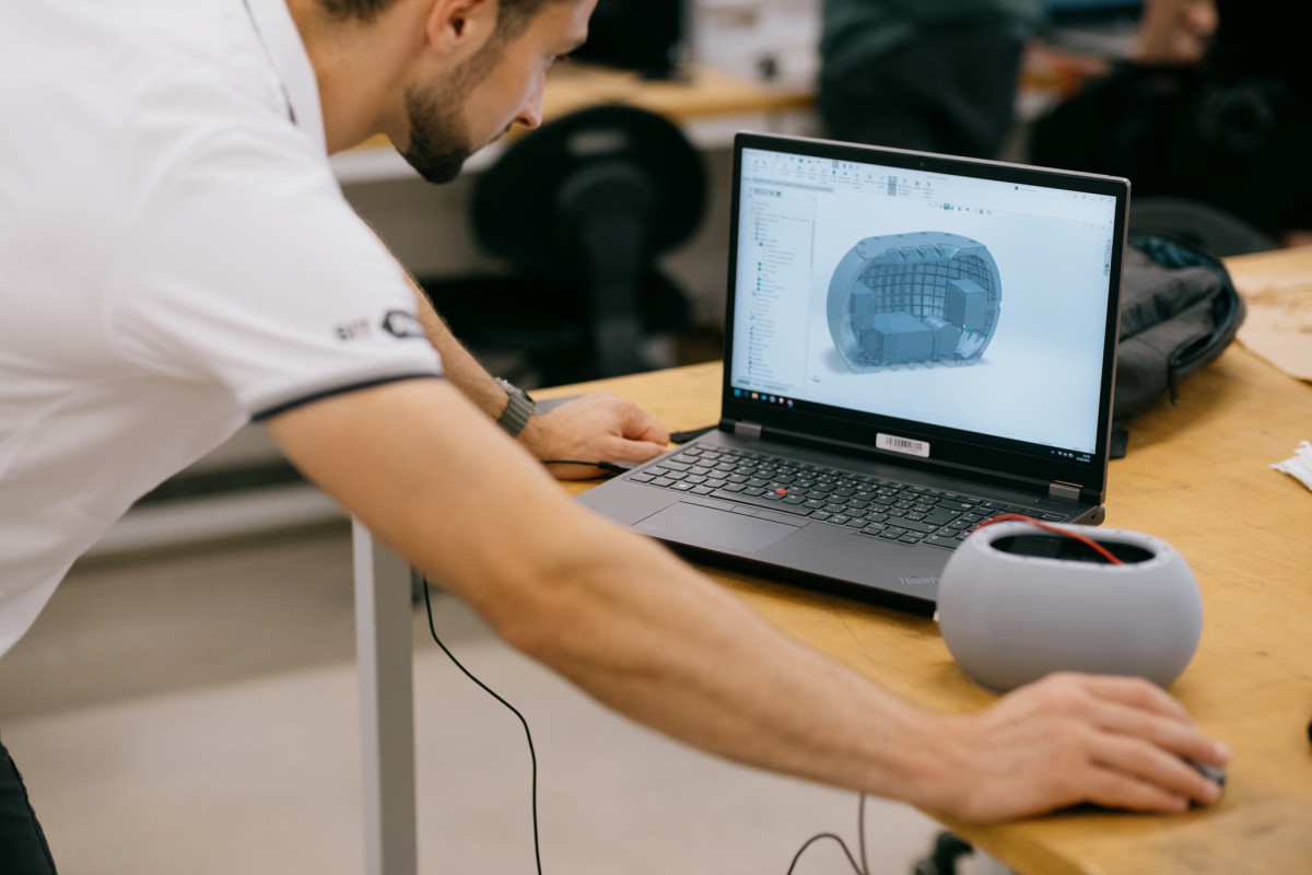 Tým středoškoláků pracuje na unikátním projektu. S experty staví podvodní dron