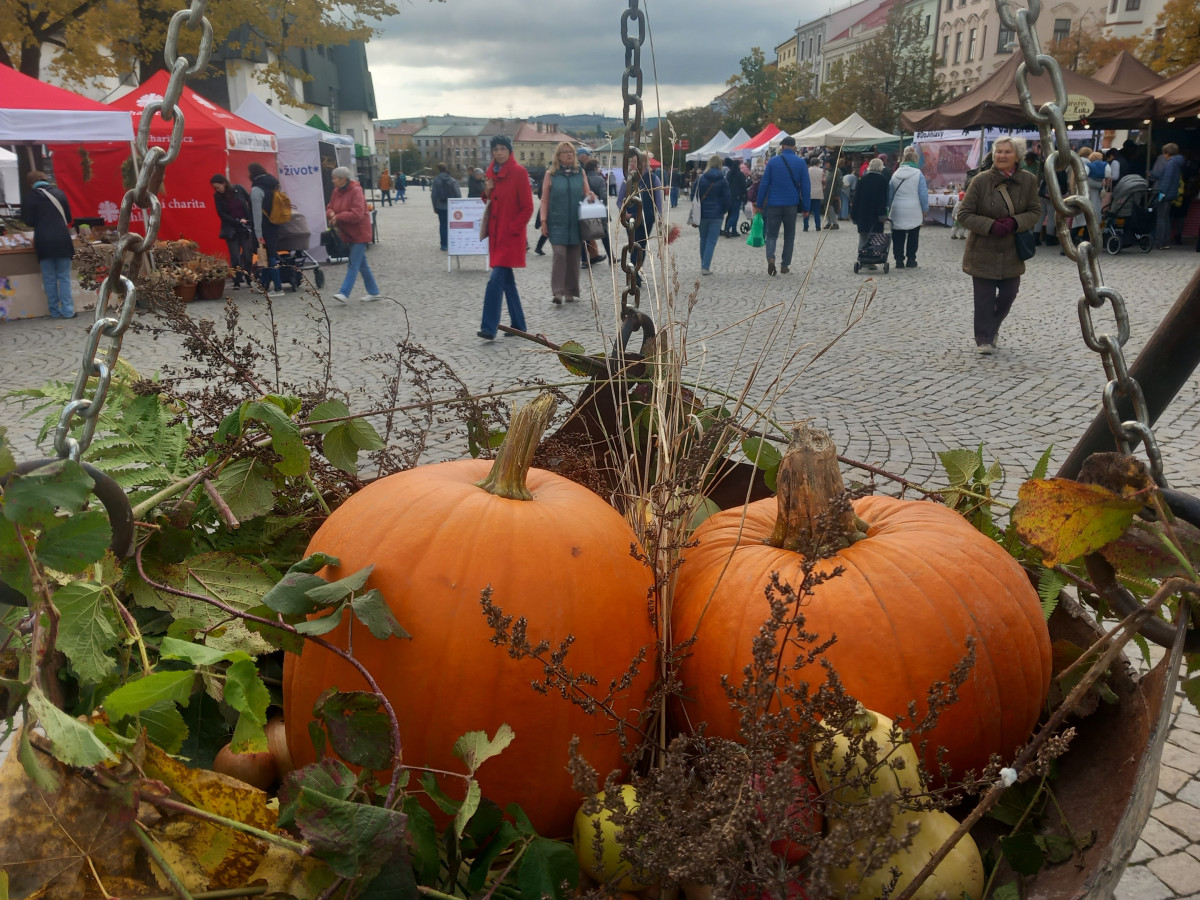 FOTO: Jihlavské náměstí ožilo podzimním jarmarkem. V nabídce jsou i záclony