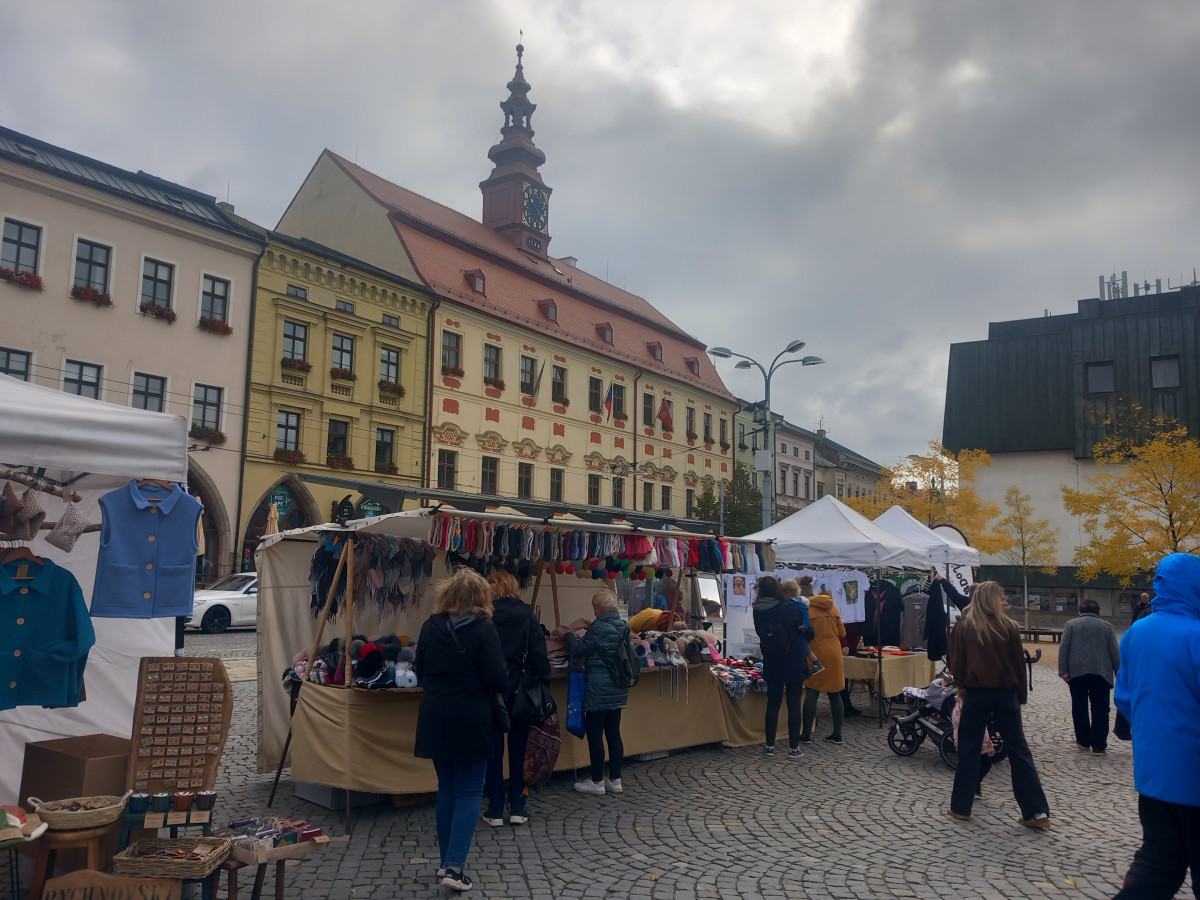 FOTO: Jihlavské náměstí ožilo podzimním jarmarkem. V nabídce jsou i záclony
