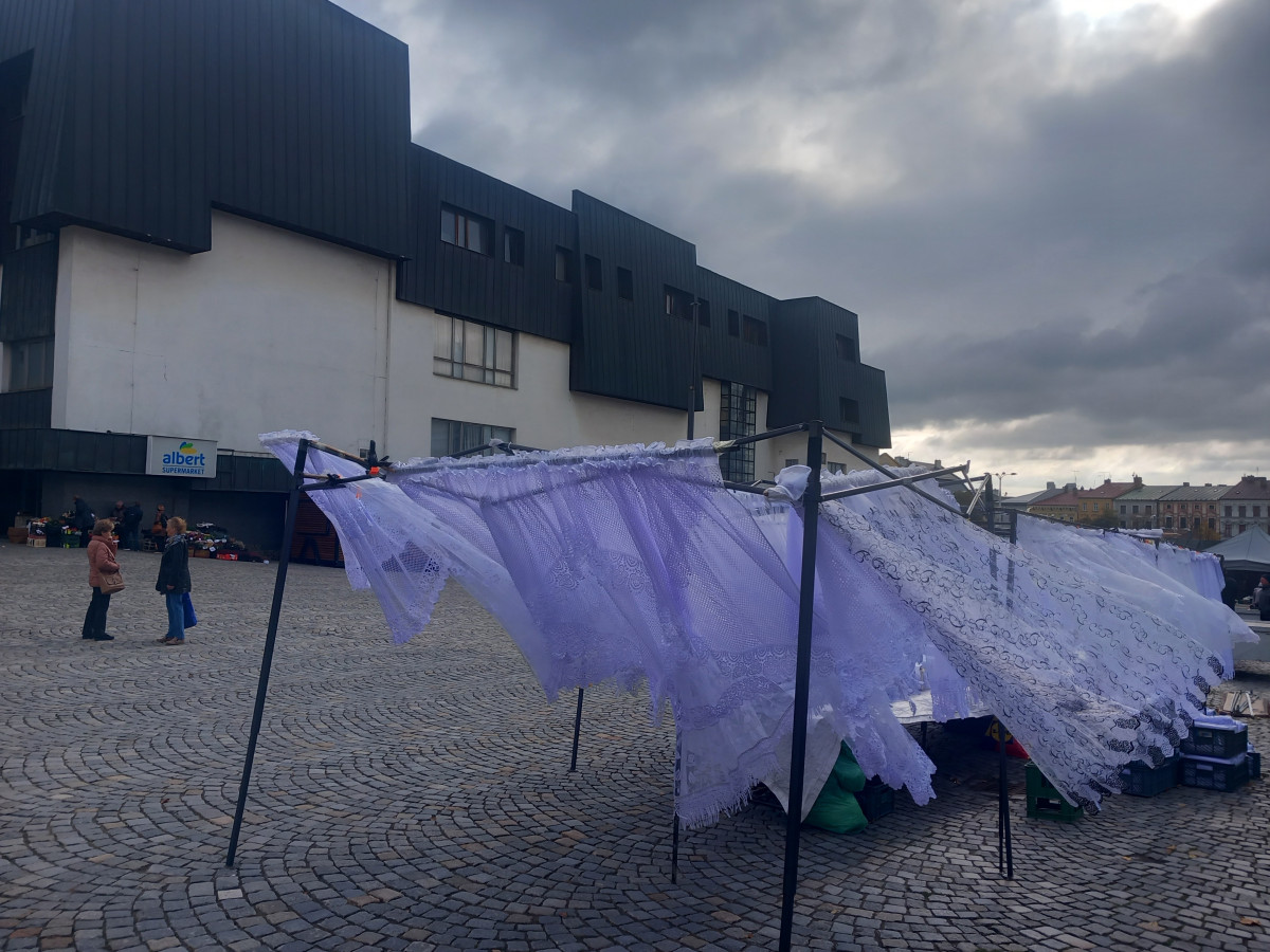 FOTO: Jihlavské náměstí ožilo podzimním jarmarkem. V nabídce jsou i záclony