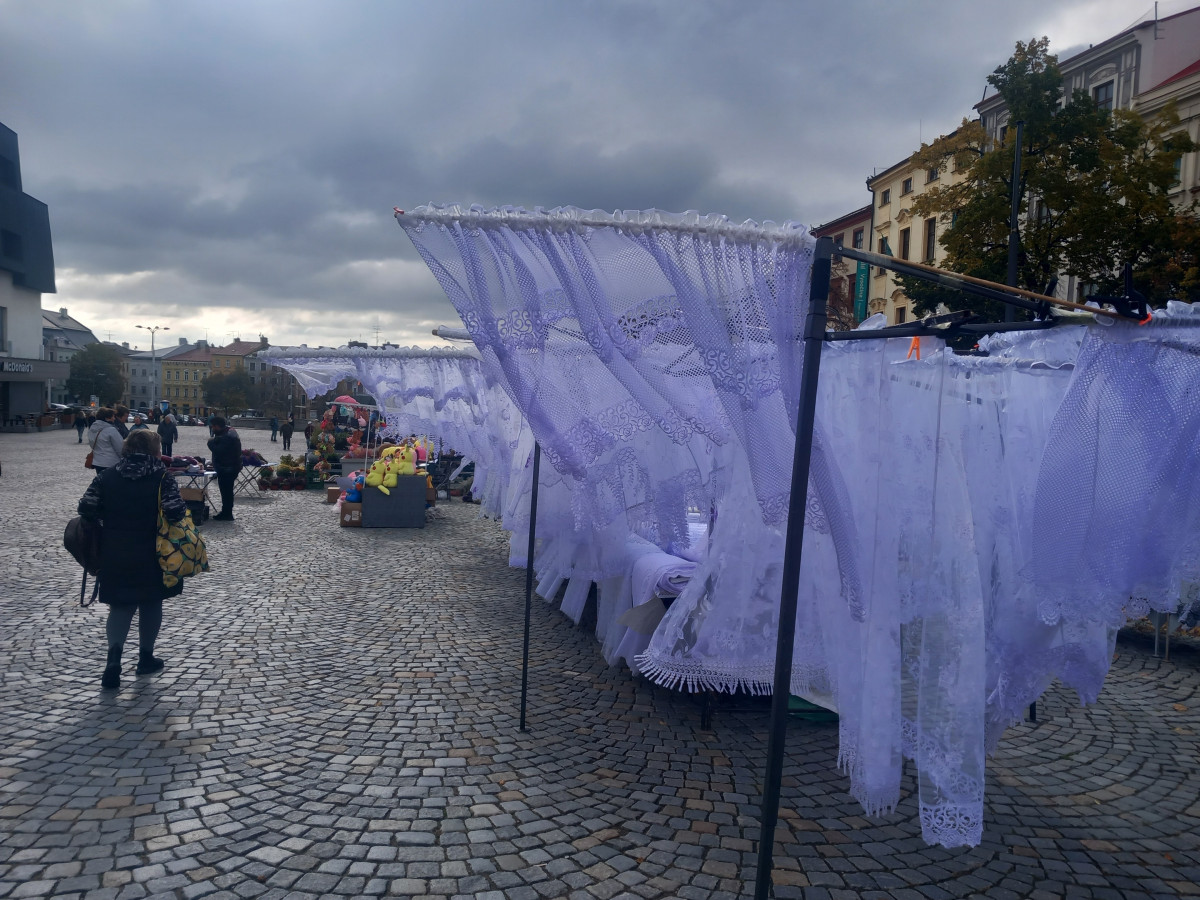 FOTO: Jihlavské náměstí ožilo podzimním jarmarkem. V nabídce jsou i záclony