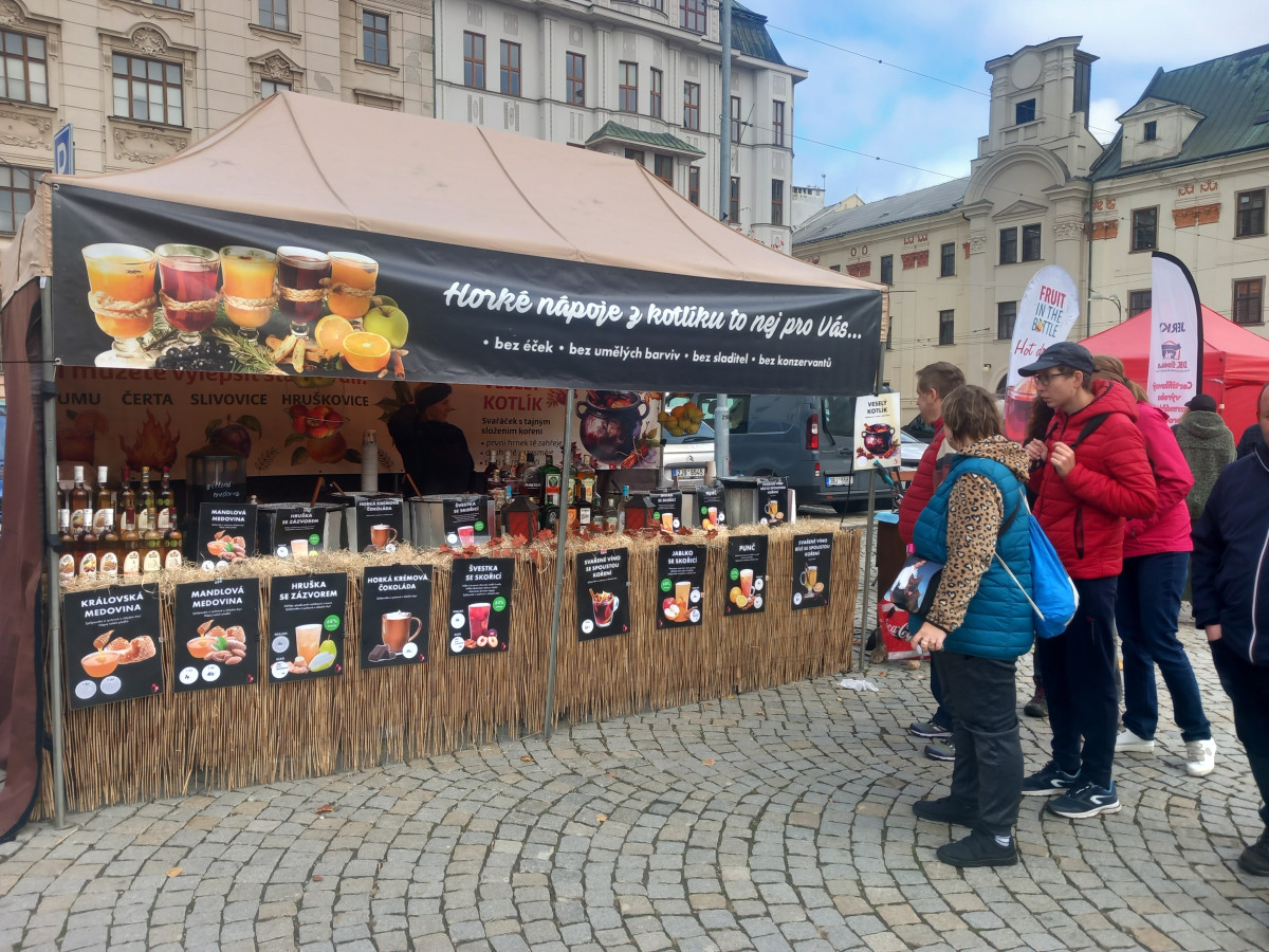 FOTO: Jihlavské náměstí ožilo podzimním jarmarkem. V nabídce jsou i záclony