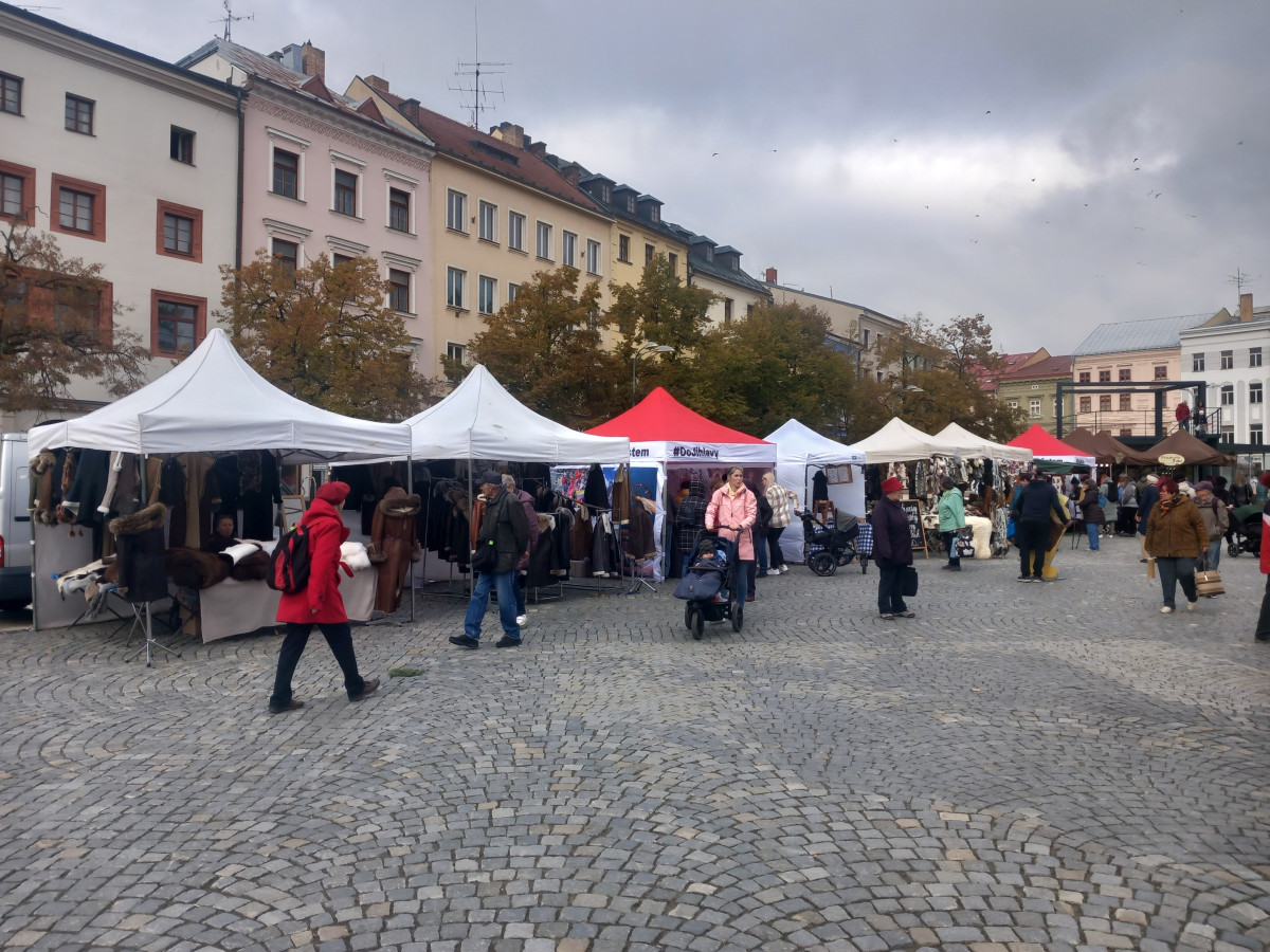 FOTO: Jihlavské náměstí ožilo podzimním jarmarkem. V nabídce jsou i záclony