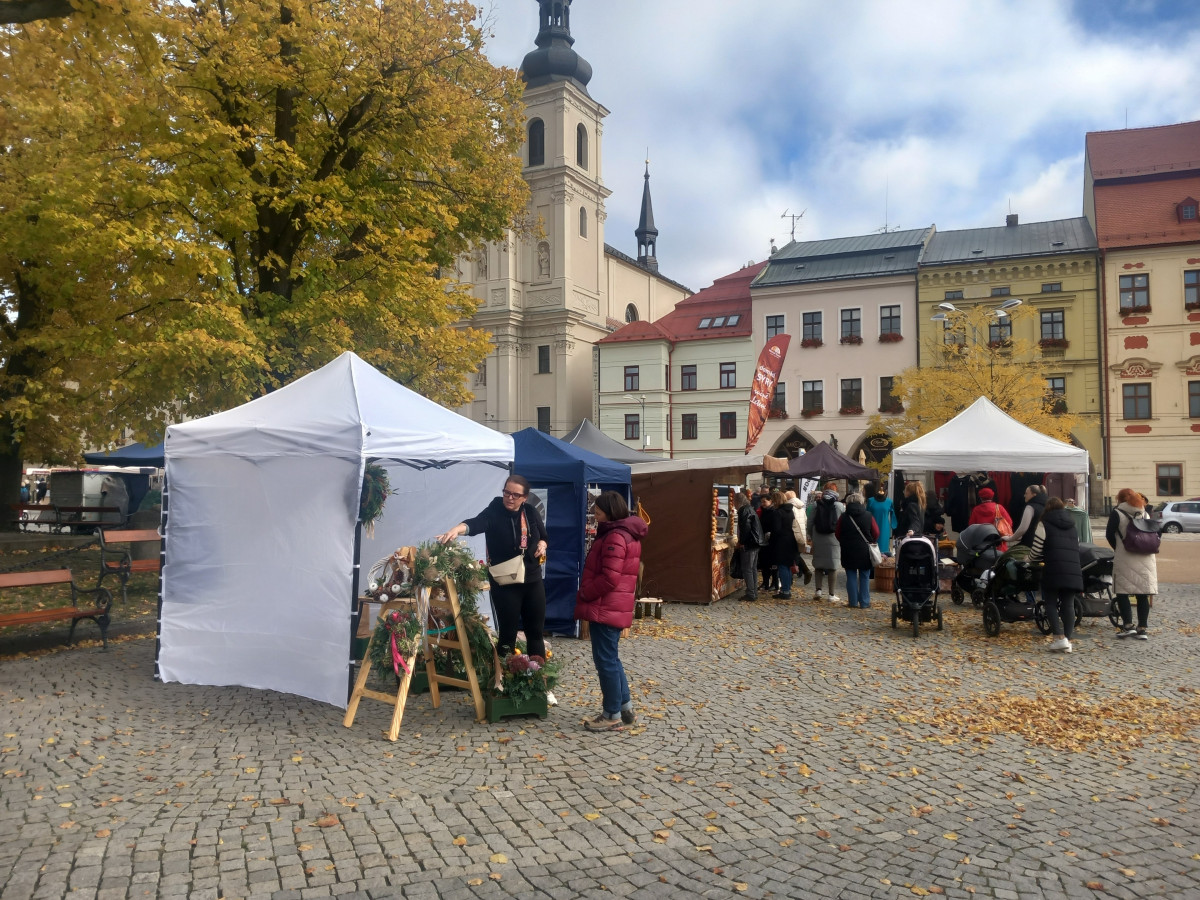 FOTO: Jihlavské náměstí ožilo podzimním jarmarkem. V nabídce jsou i záclony