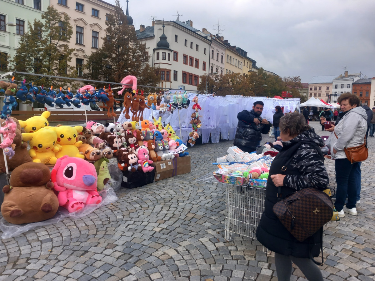 FOTO: Jihlavské náměstí ožilo podzimním jarmarkem. V nabídce jsou i záclony