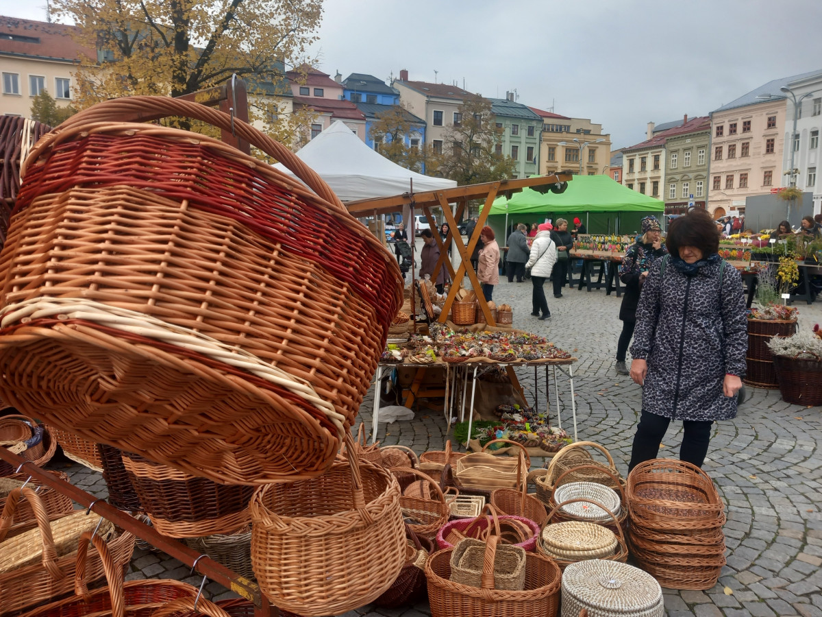 FOTO: Jihlavské náměstí ožilo podzimním jarmarkem. V nabídce jsou i záclony