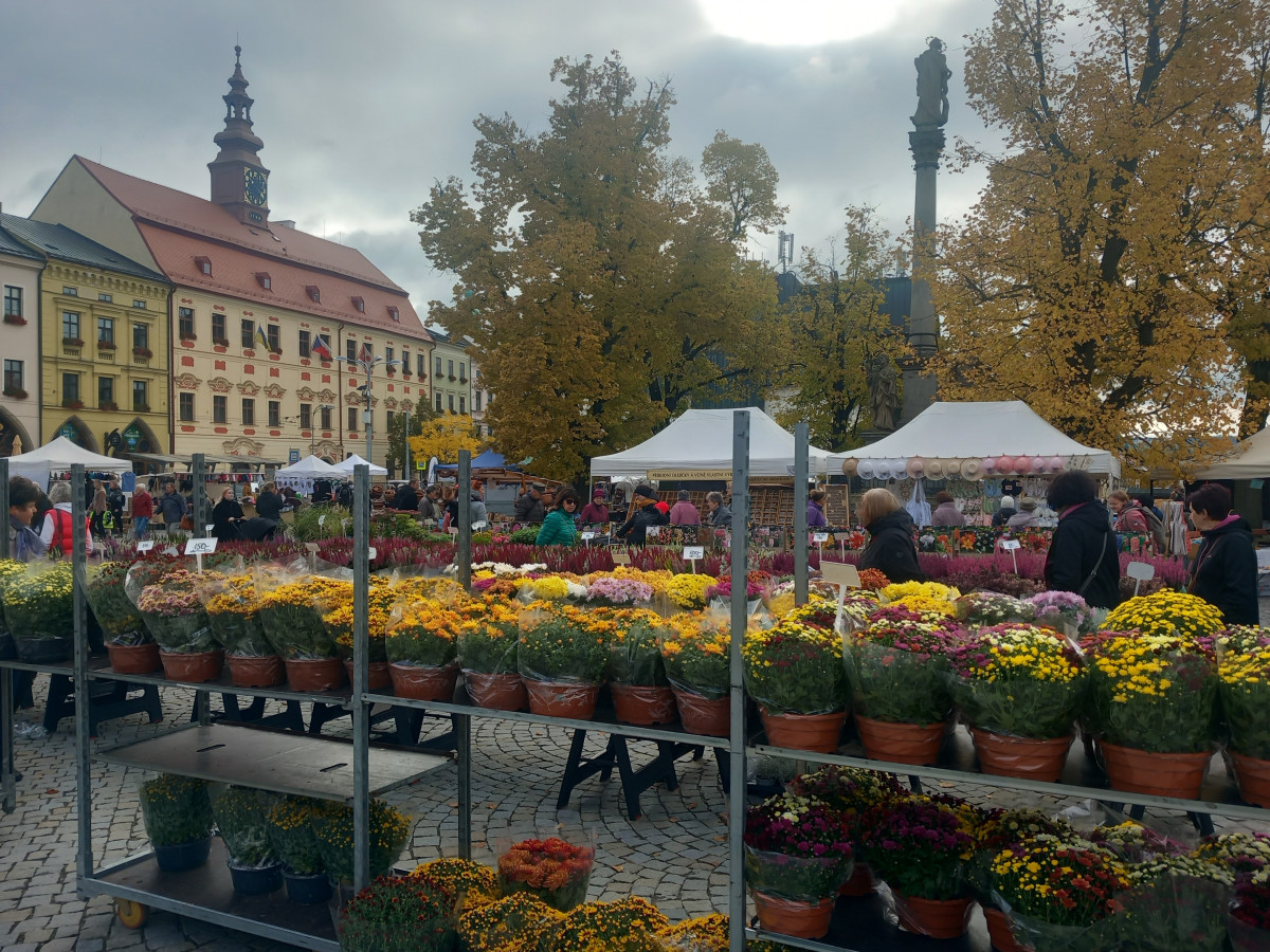 FOTO: Jihlavské náměstí ožilo podzimním jarmarkem. V nabídce jsou i záclony
