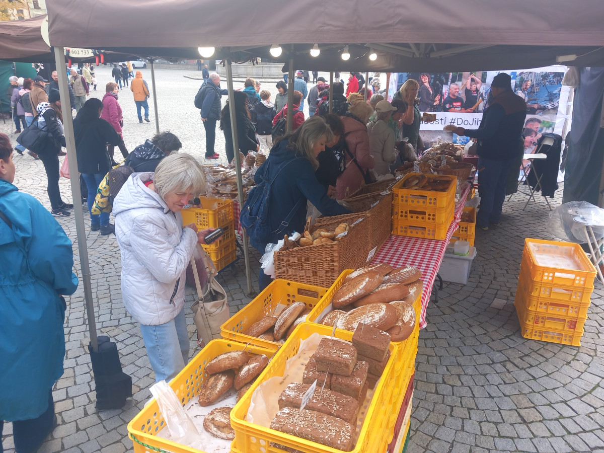 FOTO: Jihlavské náměstí ožilo podzimním jarmarkem. V nabídce jsou i záclony