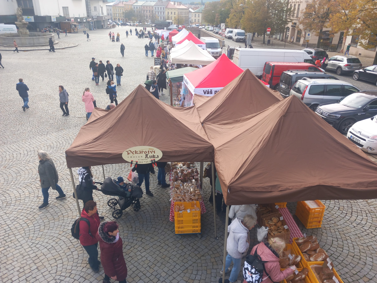 FOTO: Jihlavské náměstí ožilo podzimním jarmarkem. V nabídce jsou i záclony