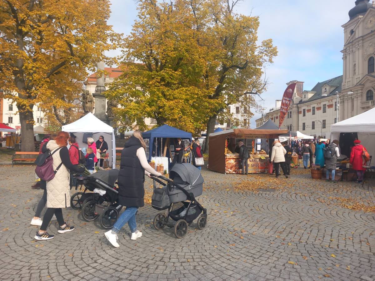 FOTO: Jihlavské náměstí ožilo podzimním jarmarkem. V nabídce jsou i záclony