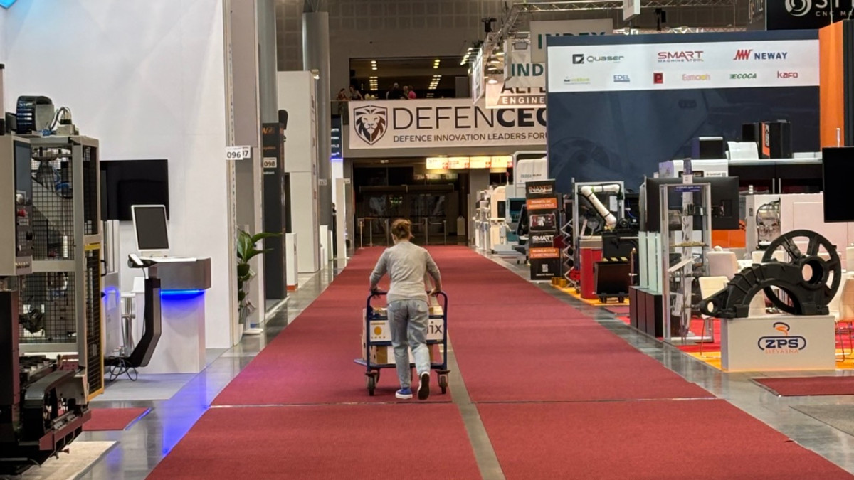 KOMENTÁŘ: Průmysl stagnuje, potřebujeme méně šroubů a více hlavy