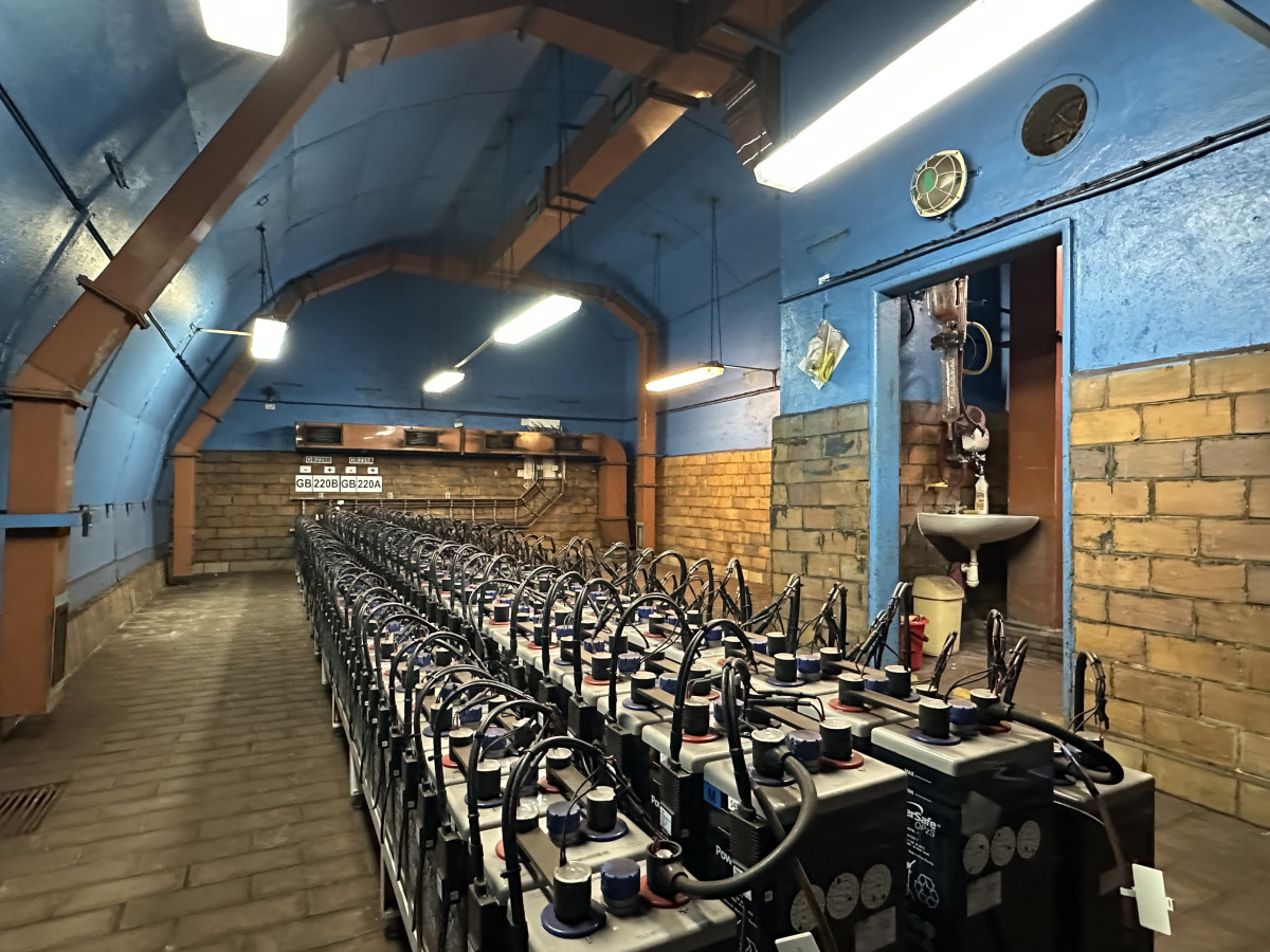 FOTO: Zásoba baterií, ocelové zdi. Podívali jsme se do nepřístupného zázemí stanice Flora