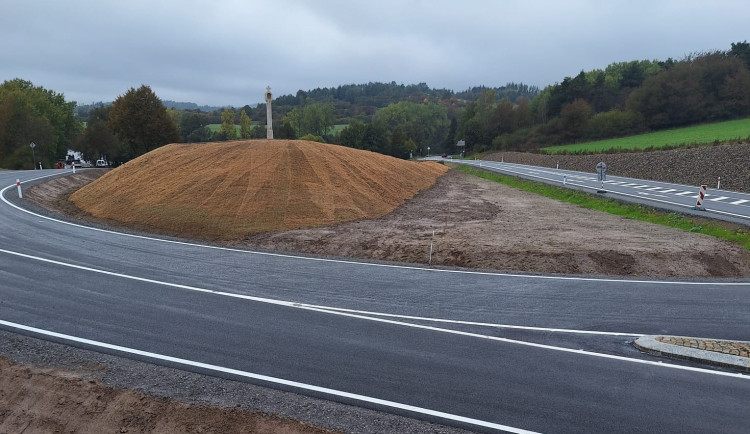 Pár hodin do zprovoznění křižovatky u Dobré Vody. Denně tam pracovalo i 20 dělníků