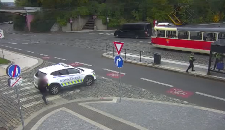 Chvilkou nepozornosti se turistka ocitla sama v Praze. Ke shledání pomohli strážníci