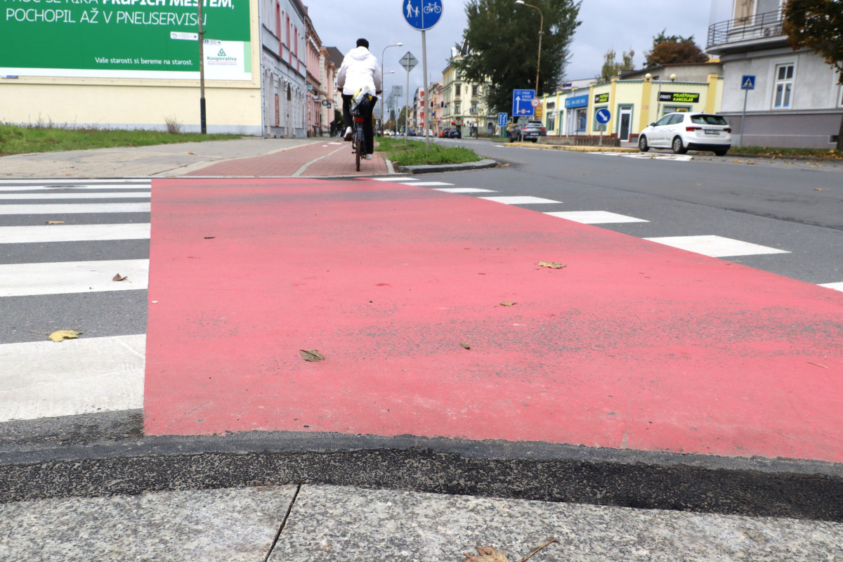 V Přerově jezdí cyklisté jako v Holandsku. Město zajistilo snížené obrubníky