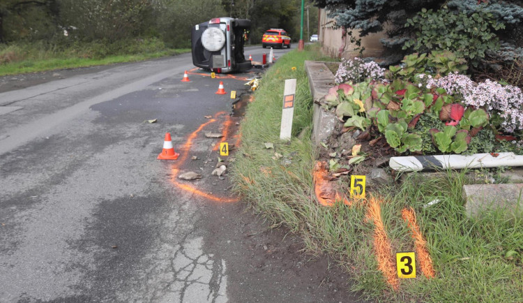 Opilý řidič kličkoval po silnici, pak naboural. Nadýchal přes jeden a půl promile