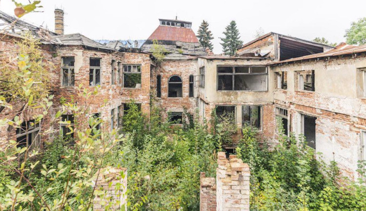 Zchátralá Eliáška v Kamenickém Šenově slaví 120 let. Dočká se obnovy