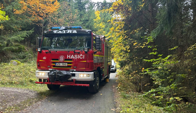 Paraglidista nešťastně uvízl na stromě, sundat ho museli hasiči