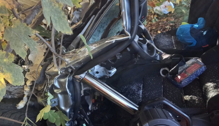 Řidiči uvízli kvůli vážné nehodě u Milovic dopoledne v koloně, na místě přistával vrtulník