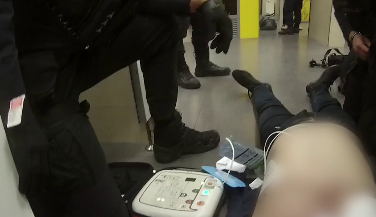 VIDEO: Narkoman zkolaboval na záchodech na Andělu, jeho kamarád od něj utekl