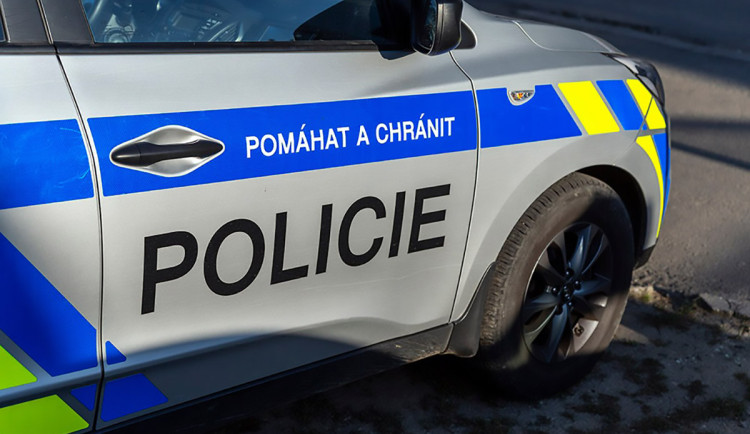 Falešná policistka vystrašila muže z Lipníku. Milion z účtu poslal podvodníkům
