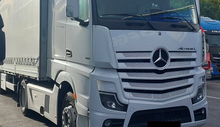 Policisté si na dálnici posvítili na kamiony, cizinci zaplatili téměř půl milionu