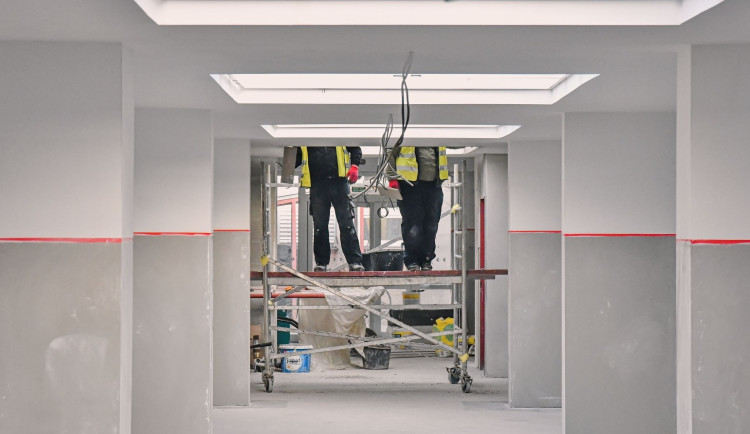 Rekonstrukce pavilonu šaten na základní škole Sever se blíží ke konci