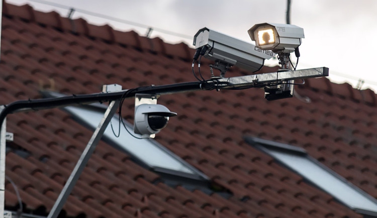 Rušný tah na Hranicku zklidní radary. Rychlost překračovalo 70 procent řidičů