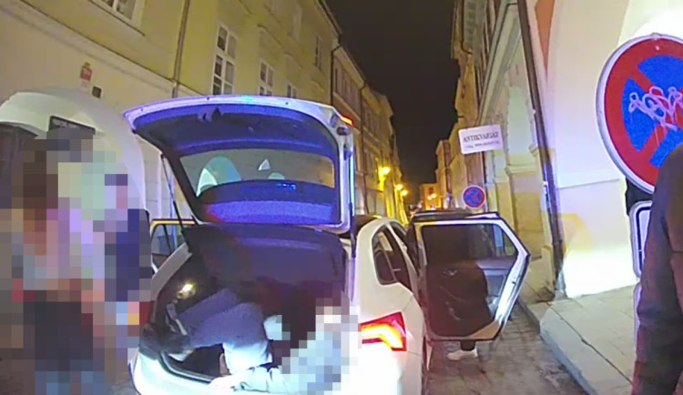 Sedm lidí v malém autě. Do kufru šel ten, co prohrál kámen, nůžky, papír