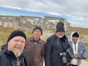 Expediční tým - Štěpán Černoušek, Turganbek Alanijazov, Pavel Vařeka a Akžol Dosnazarov (zleva) u jednoho z bývalých táborů Stěplagu