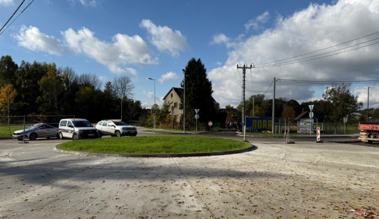 Kruhový objezd u Záblatí bude zprůjezdněný začátkem listopadu, plánuje kraj