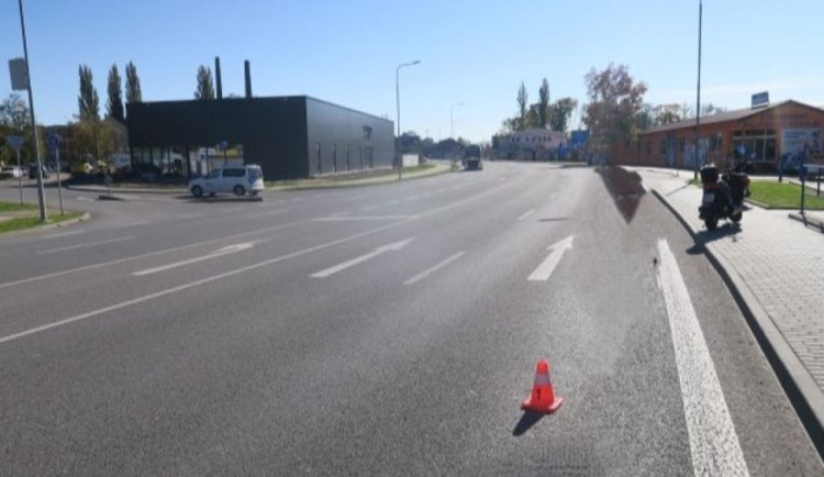 Řidič kamionu si v Přerově nevšiml, že srazil motorkáře. Vyhýbal se přitom jiné nehodě