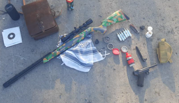 Muž v Opavě si nesl dlouhou střelnou zbraň s optikou, policisté museli zakročit