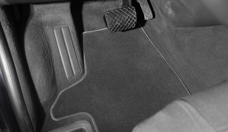 Koberečky do auta v létě a v zimě. Které období je pro ně větší zátěž.