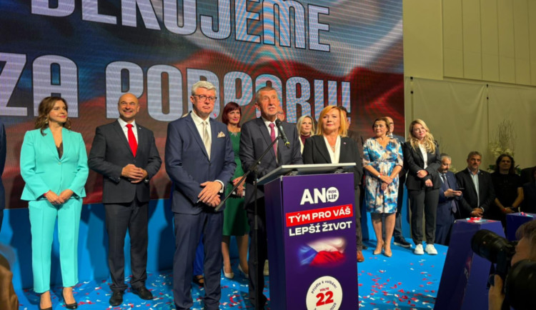 ANO, SPD a Motoristé chtějí penzijní věk 65 let, názor na dávky a výdaje se