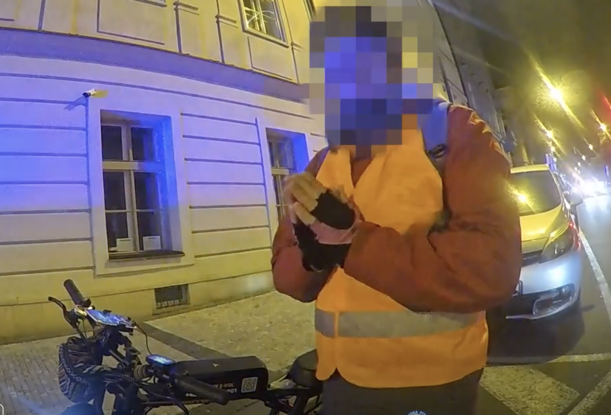 Muž jel s kolem po chodníku. 