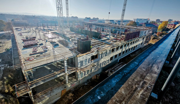 VIDEO: Od základů ke čtyřem podlažím. Jak za rok povyrostl superpavilon FN Olomouc?