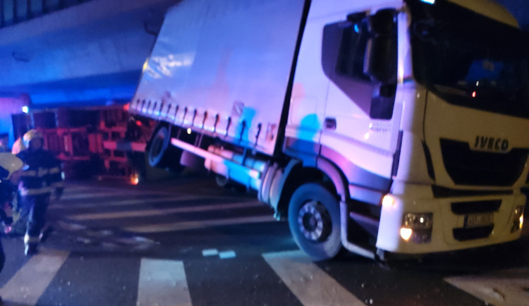 U Radotínského mostu se převrátil kamion s 35 tunami dřeva