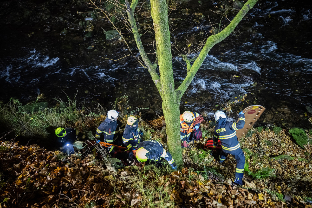 Peklo v Pekle. Cyklista spadl z výšky čtyř metrů na betonovou náplavku