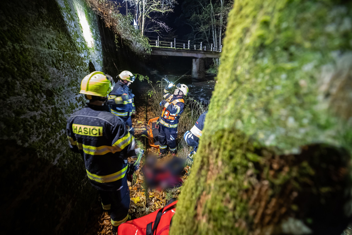 Peklo v Pekle. Cyklista spadl z výšky čtyř metrů na betonovou náplavku