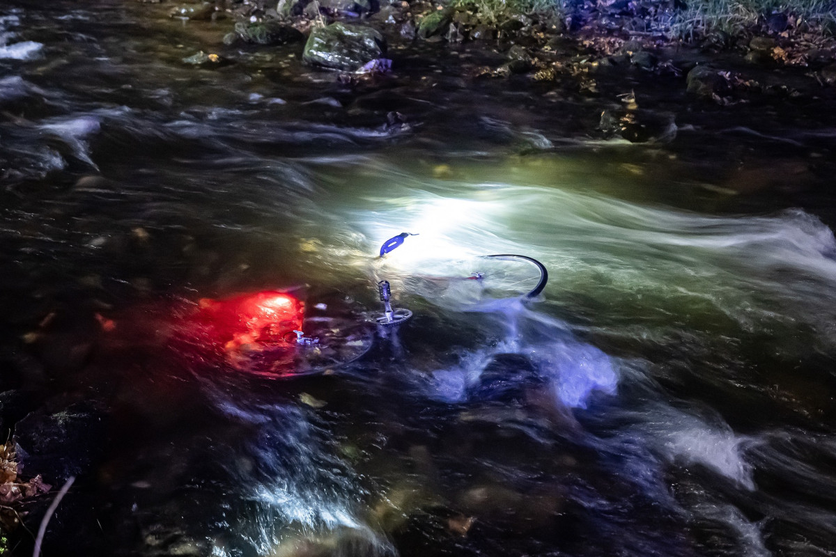 Peklo v Pekle. Cyklista spadl z výšky čtyř metrů na betonovou náplavku