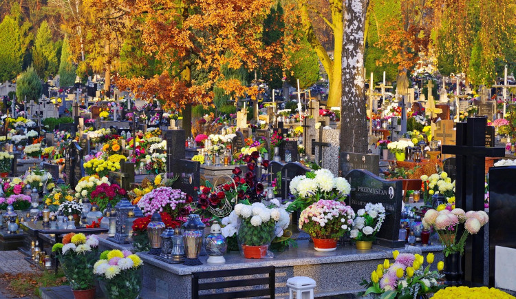 Hřbitovy v Jihlavě jsou nachystané na Dušičky. V plné permanenci budou i strážníci
