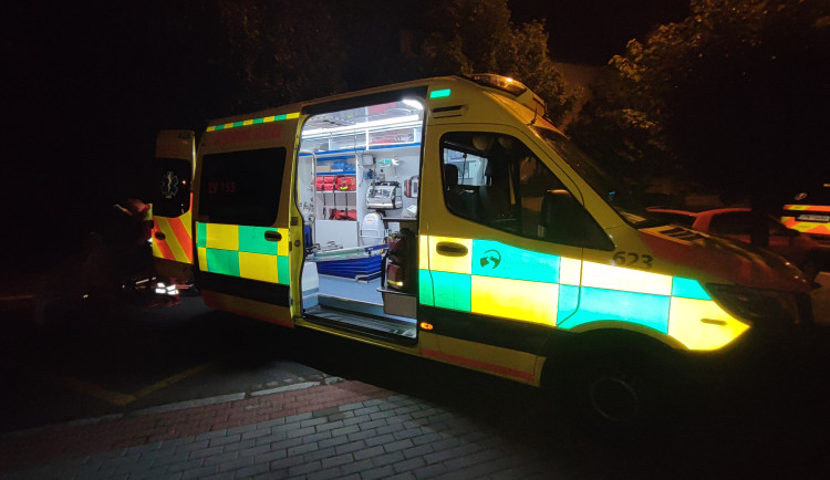 Vedle motorky ležel v noci muž v bezvědomí, do ostravské nemocnice letěl vrtulníkem